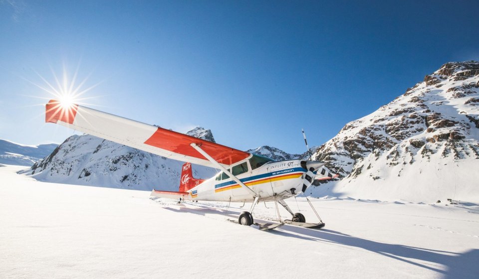 極北の一日: チルクートパス ＆ 氷原｜遊覧飛行
