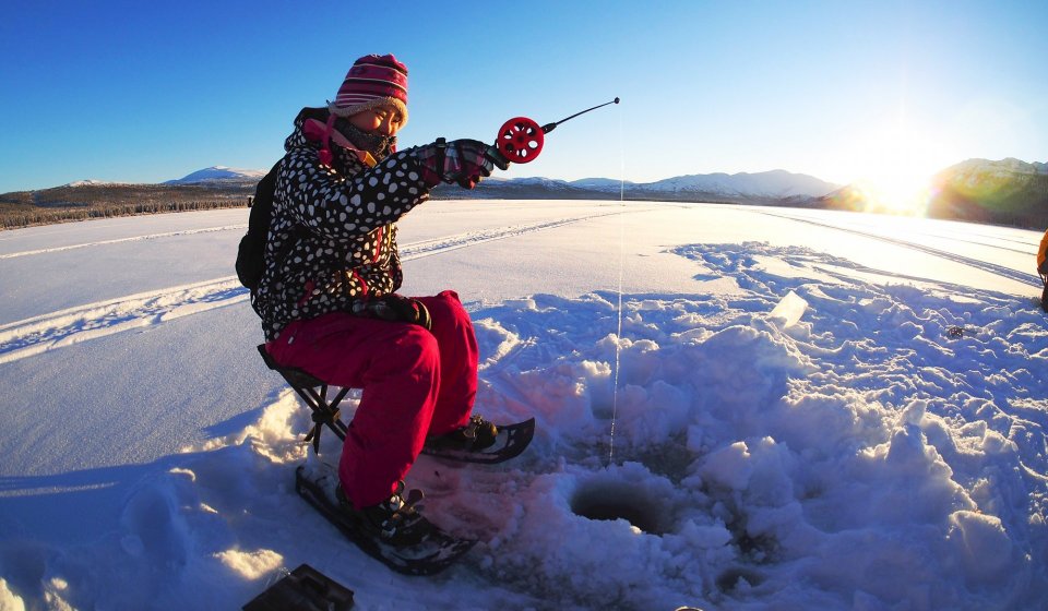 極北の一日: アイスフィッシング ＆ スノーシュー｜半日