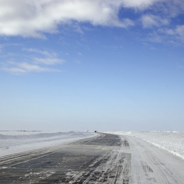 Arctic Winter Explorer | Ice Road to Tuktoyaktuk (Apr 06, 2012)